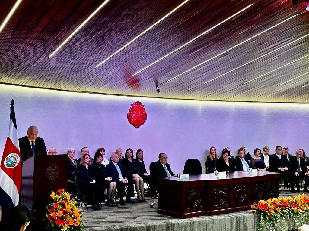 Personas en un escenario
Descripción generada automáticamente con confianza media